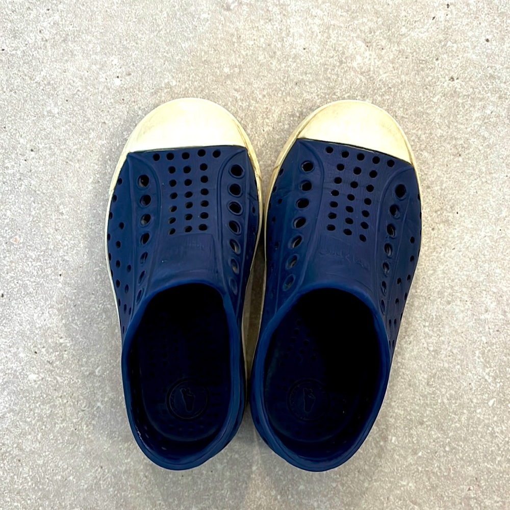 Native blue size 8 toddler shoes